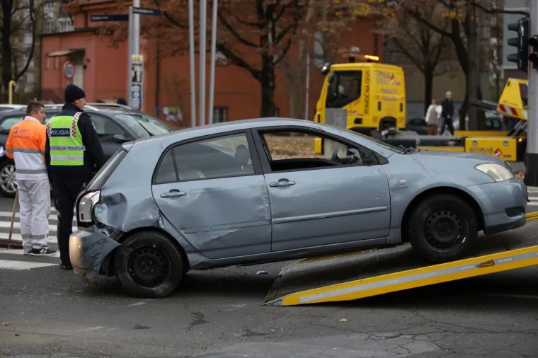 Dva osobna vozila sudarila se na križanju Selske i Horvaćanske ceste u Zagrebu. Prema prvim informacijama jedna osoba je ozlijeđena. Do nesreće je do&scaron;lo u subotu oko 14.45 sati. Intervenirati je morala vučna služba. Jedna osoba prebačena je u KBC Sestre milosrdnice.