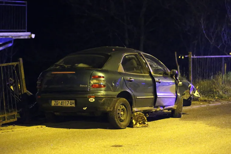 Stravična nesreća u Zagrebu: vozač automobila poginuo nakon &scaron;to se zabio u ogradu kuće na Kusto&scaron;iji