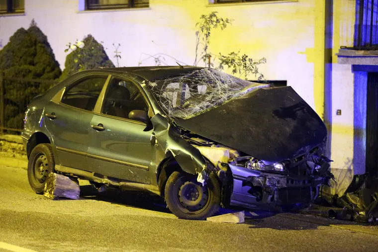 Stravična nesreća u Zagrebu: vozač automobila poginuo nakon &scaron;to se zabio u ogradu kuće na Kusto&scaron;iji