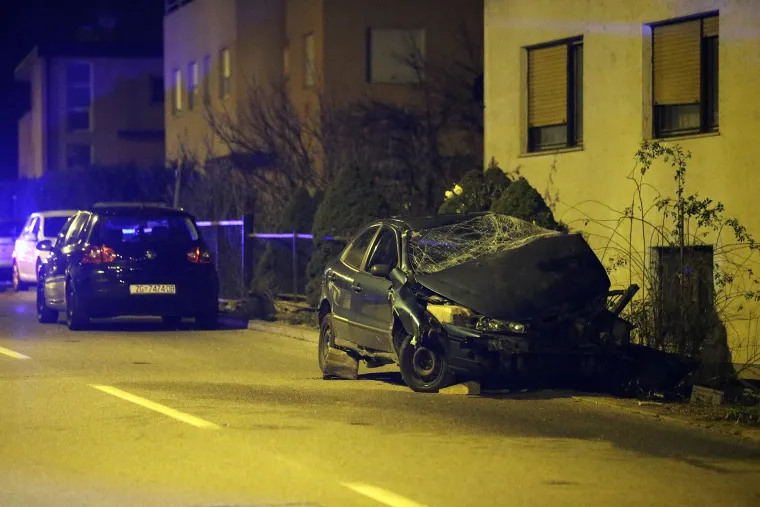 Stravična nesreća u Zagrebu: vozač automobila poginuo nakon &scaron;to se zabio u ogradu kuće na Kusto&scaron;iji