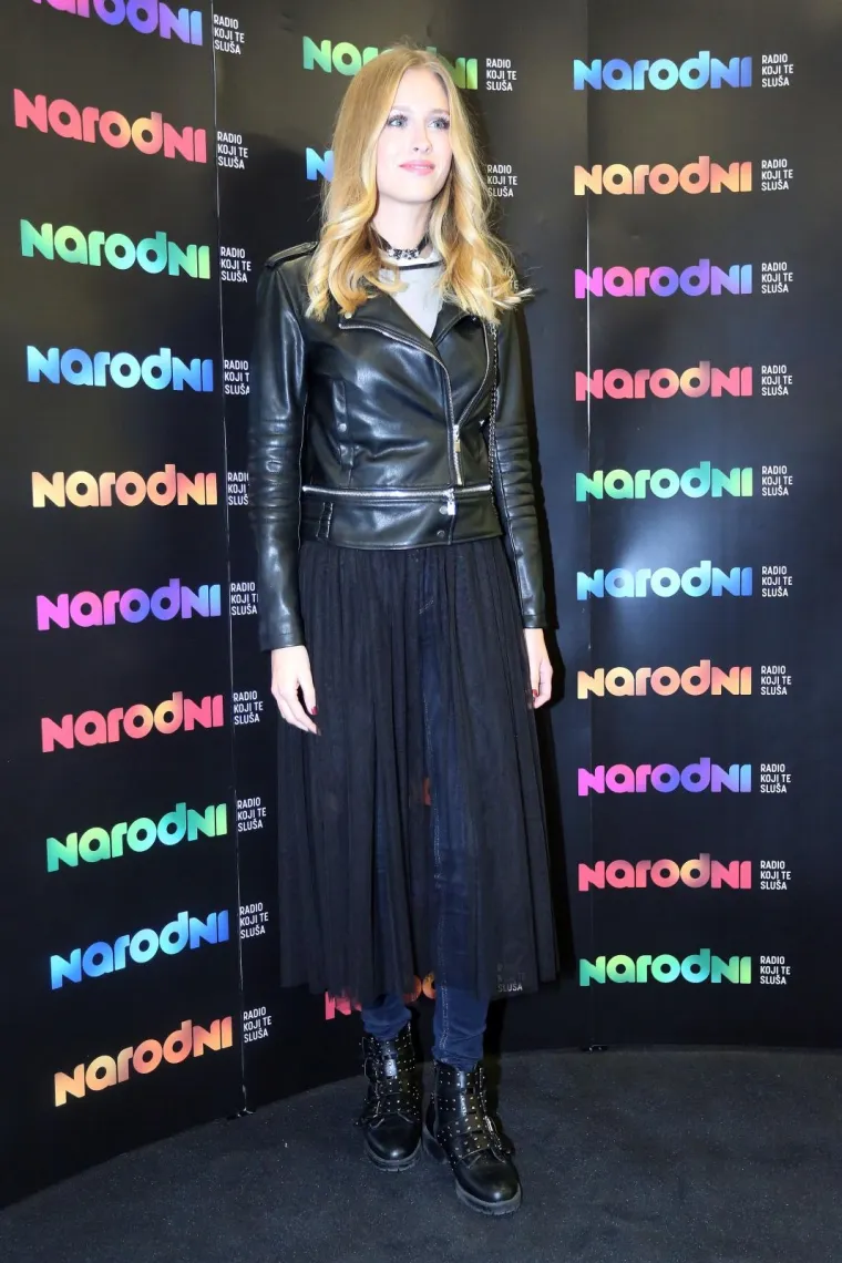 Neke dame ipak su se odlučile na isključivo crne kombinacije, bez cvijeća...