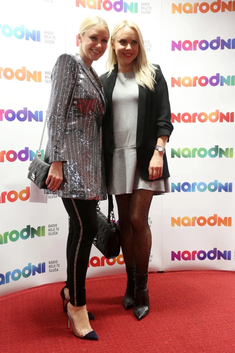 Martina Podgorski i Mirna Maras odabrale su kombinacije u sivim tonovima (a najvi&scaron;e nam se sviđaju njihove &scaron;tikle i torbice!).