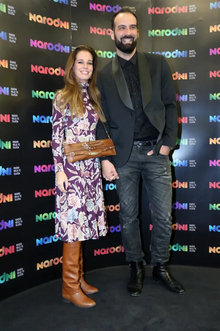 Korana Gvozdić odabrala je kombinaciju ljubičaste cvjetne haljine i smeđih cipela i dodataka i toliko je divna da njenog dečka Ivana &Scaron;arića gotovo i ne primjećujemo...