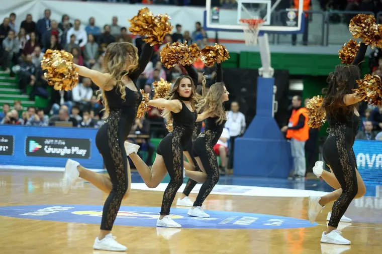 SEKSI CHEERLEADERSICE OSTAVILE PUBLIKU BEZ DAHA: Evo kako su animirale publiku pod Tornjem