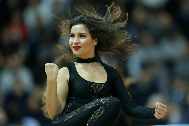 SEKSI CHEERLEADERSICE OSTAVILE PUBLIKU BEZ DAHA: Evo kako su animirale publiku pod Tornjem