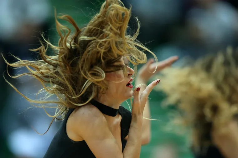 SEKSI CHEERLEADERSICE OSTAVILE PUBLIKU BEZ DAHA: Evo kako su animirale publiku pod Tornjem
