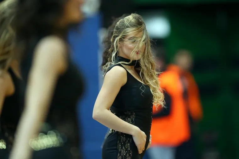 SEKSI CHEERLEADERSICE OSTAVILE PUBLIKU BEZ DAHA: Evo kako su animirale publiku pod Tornjem