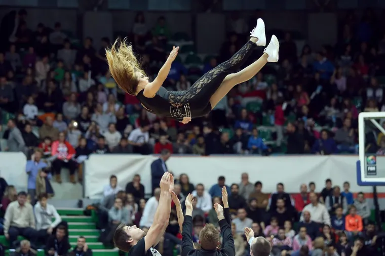 SEKSI CHEERLEADERSICE OSTAVILE PUBLIKU BEZ DAHA: Evo kako su animirale publiku pod Tornjem