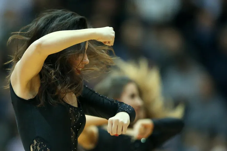 SEKSI CHEERLEADERSICE OSTAVILE PUBLIKU BEZ DAHA: Evo kako su animirale publiku pod Tornjem