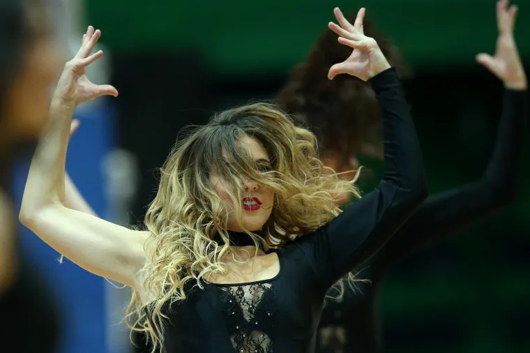 SEKSI CHEERLEADERSICE OSTAVILE PUBLIKU BEZ DAHA: Evo kako su animirale publiku pod Tornjem