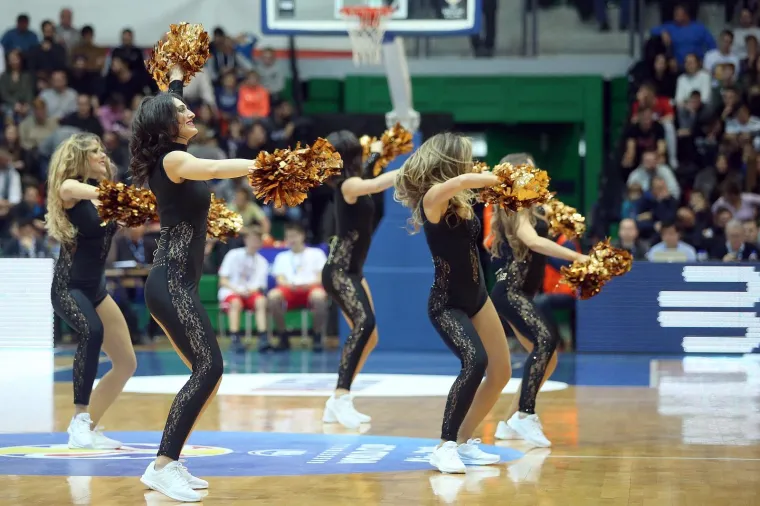SEKSI CHEERLEADERSICE OSTAVILE PUBLIKU BEZ DAHA: Evo kako su animirale publiku pod Tornjem