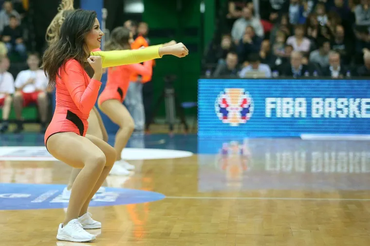 SEKSI CHEERLEADERSICE OSTAVILE PUBLIKU BEZ DAHA: Evo kako su animirale publiku pod Tornjem