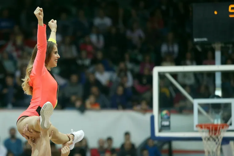 SEKSI CHEERLEADERSICE OSTAVILE PUBLIKU BEZ DAHA: Evo kako su animirale publiku pod Tornjem