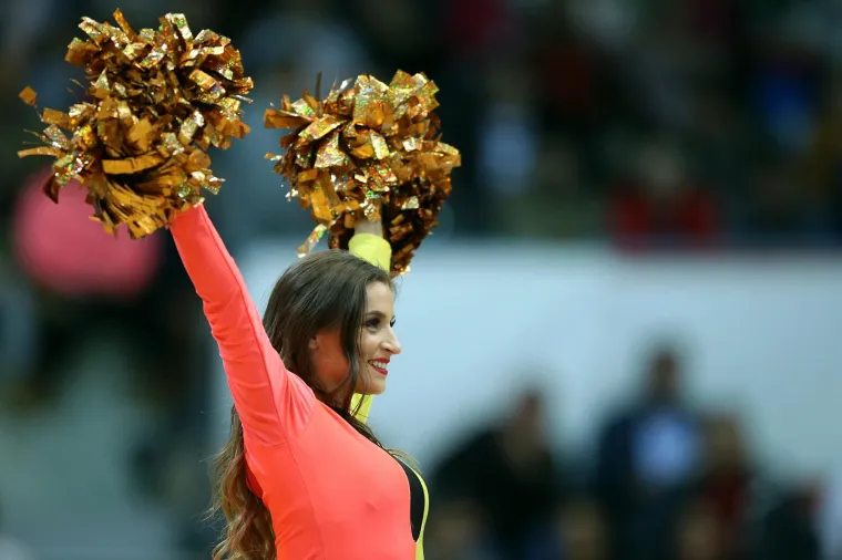 SEKSI CHEERLEADERSICE OSTAVILE PUBLIKU BEZ DAHA: Evo kako su animirale publiku pod Tornjem