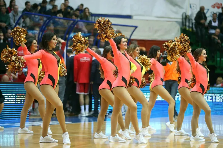 SEKSI CHEERLEADERSICE OSTAVILE PUBLIKU BEZ DAHA: Evo kako su animirale publiku pod Tornjem