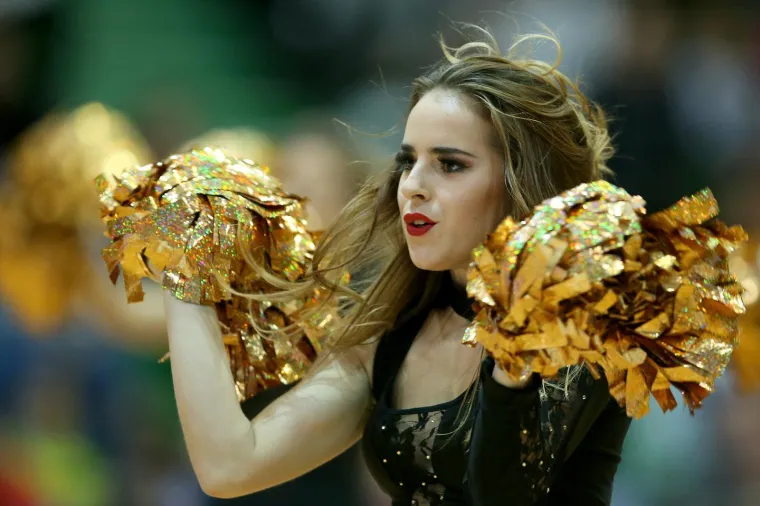 SEKSI CHEERLEADERSICE OSTAVILE PUBLIKU BEZ DAHA: Evo kako su animirale publiku pod Tornjem