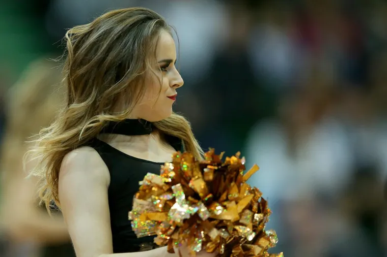 SEKSI CHEERLEADERSICE OSTAVILE PUBLIKU BEZ DAHA: Evo kako su animirale publiku pod Tornjem