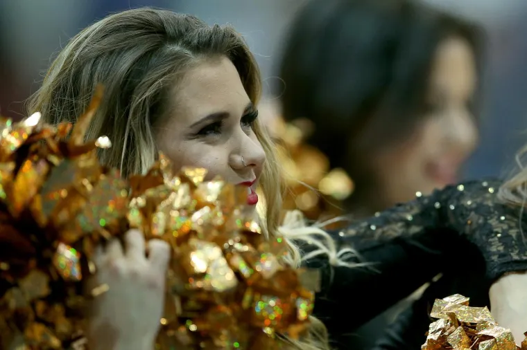 SEKSI CHEERLEADERSICE OSTAVILE PUBLIKU BEZ DAHA: Evo kako su animirale publiku pod Tornjem