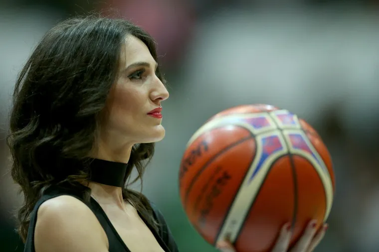 SEKSI CHEERLEADERSICE OSTAVILE PUBLIKU BEZ DAHA: Evo kako su animirale publiku pod Tornjem