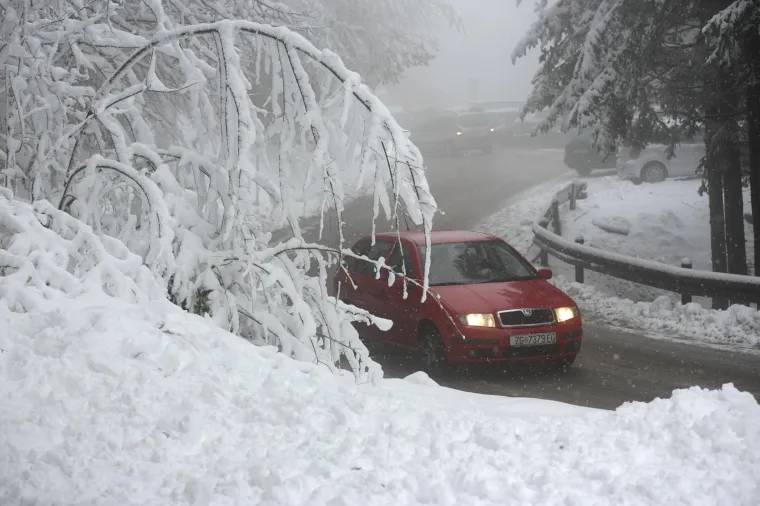 POGLEDAJTE KAKO IZGLEDA SLJEME POD DEBELIM SNJEŽNIM POKRIVAČEM: Jutros je izmjereno 18 cm