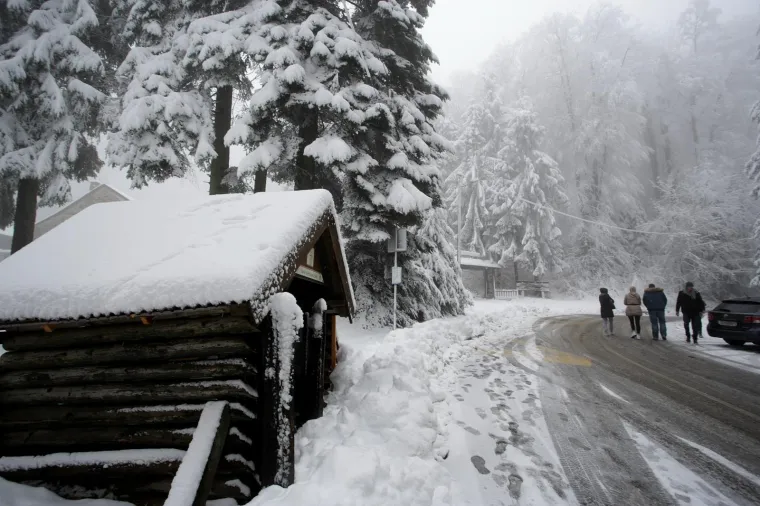 POGLEDAJTE KAKO IZGLEDA SLJEME POD DEBELIM SNJEŽNIM POKRIVAČEM: Jutros je izmjereno 18 cm