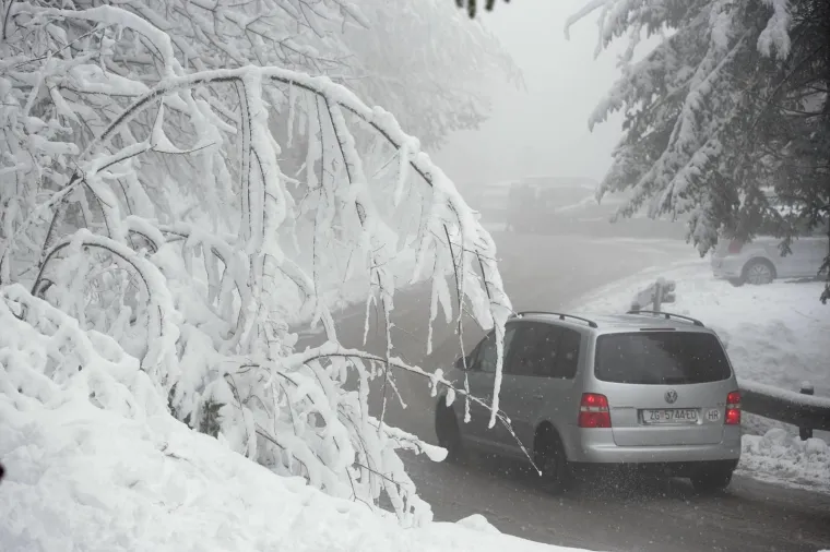 POGLEDAJTE KAKO IZGLEDA SLJEME POD DEBELIM SNJEŽNIM POKRIVAČEM: Jutros je izmjereno 18 cm