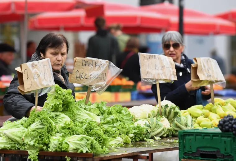 Zagreb: Ki&scaron;no vrijeme nije omelo građane u nedjeljnjoj &scaron;etnji gradom i obilasku tržnice