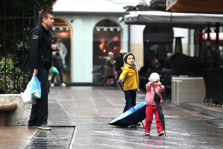 Zagreb: Ki&scaron;no vrijeme nije omelo građane u nedjeljnjoj &scaron;etnji gradom i obilasku tržnice