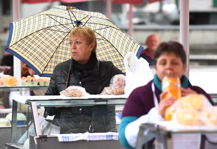 Zagreb: Ki&scaron;no vrijeme nije omelo građane u nedjeljnjoj &scaron;etnji gradom i obilasku tržnice