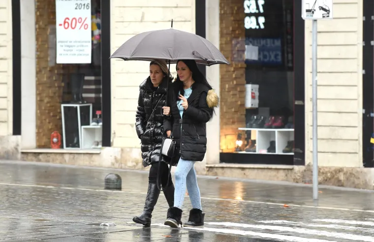 Zagreb: Ki&scaron;no vrijeme nije omelo građane u nedjeljnjoj &scaron;etnji gradom i obilasku tržnice