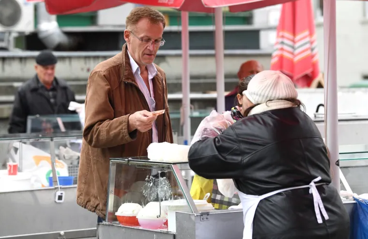 Zagreb: Ki&scaron;no vrijeme nije omelo građane u nedjeljnjoj &scaron;etnji gradom i obilasku tržnice