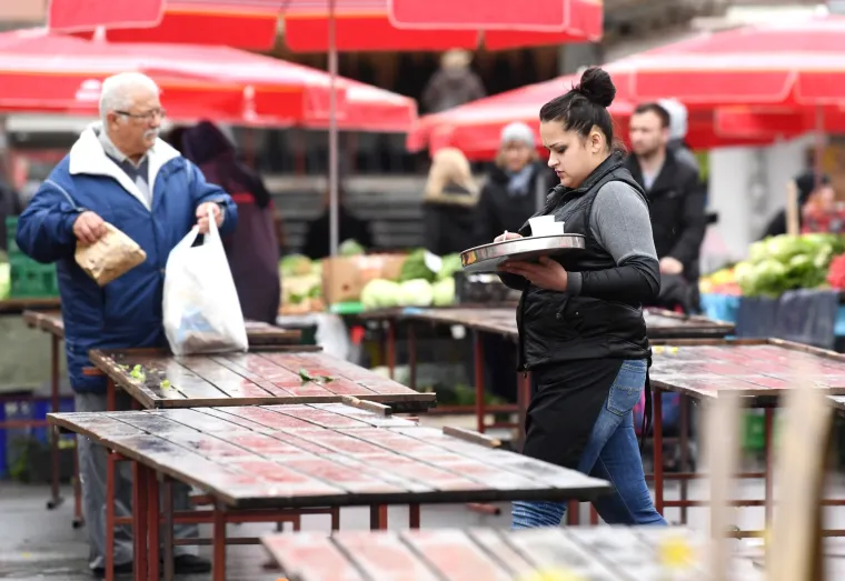 Zagreb: Ki&scaron;no vrijeme nije omelo građane u nedjeljnjoj &scaron;etnji gradom i obilasku tržnice