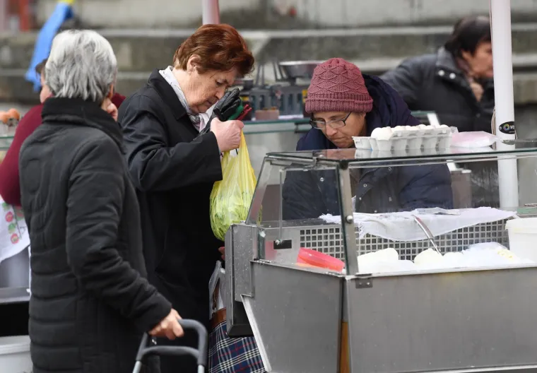 Zagreb: Ki&scaron;no vrijeme nije omelo građane u nedjeljnjoj &scaron;etnji gradom i obilasku tržnice