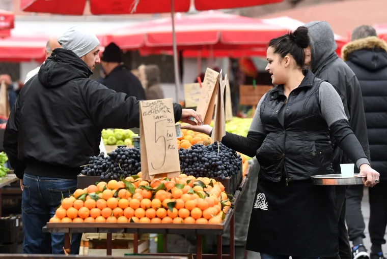 Zagreb: Ki&scaron;no vrijeme nije omelo građane u nedjeljnjoj &scaron;etnji gradom i obilasku tržnice