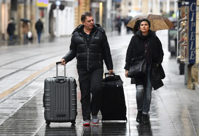 Zagreb: Ki&scaron;no vrijeme nije omelo građane u nedjeljnjoj &scaron;etnji gradom i obilasku tržnice