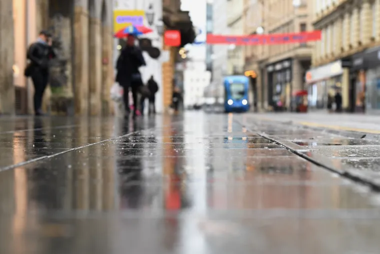 Zagreb: Ki&scaron;no vrijeme nije omelo građane u nedjeljnjoj &scaron;etnji gradom i obilasku tržnice
