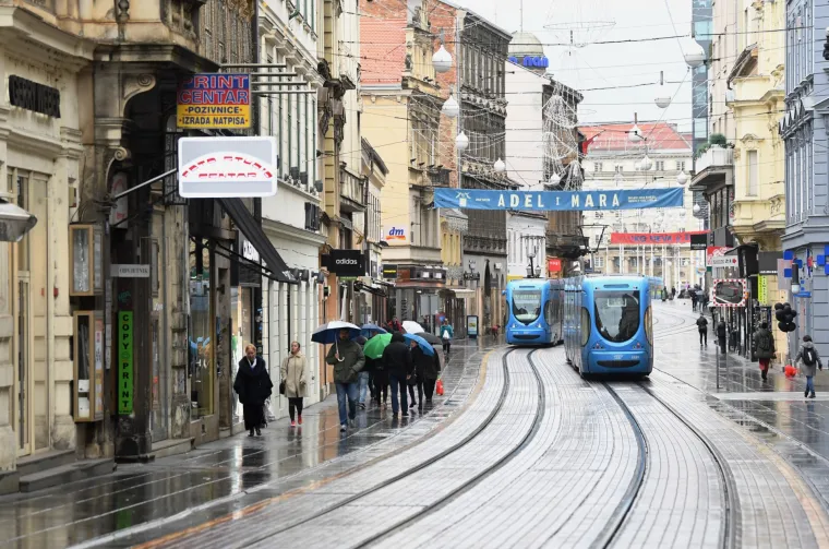 Zagreb: Ki&scaron;no vrijeme nije omelo građane u nedjeljnjoj &scaron;etnji gradom i obilasku tržnice