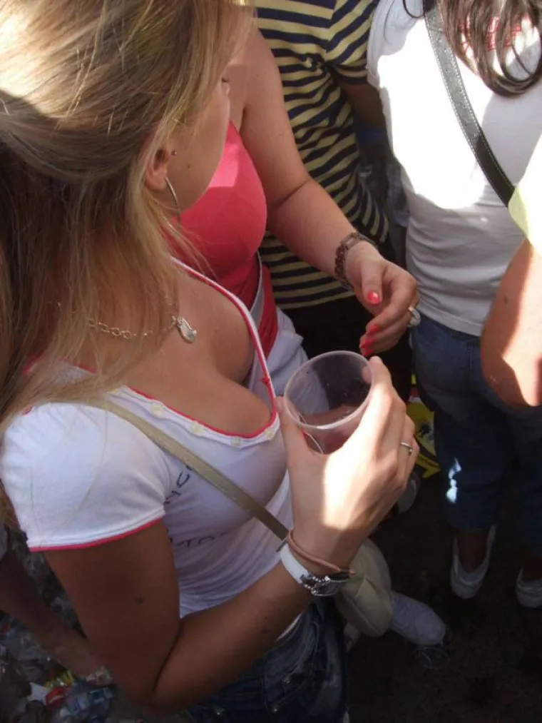 ČEKAJ, ONE TAKVE IDU VAN?! U jako, jako, seksi izdanju uhvaćene na poslu, ulici, autu...