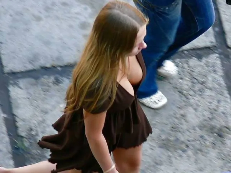 ČEKAJ, ONE TAKVE IDU VAN?! U jako, jako, seksi izdanju uhvaćene na poslu, ulici, autu...