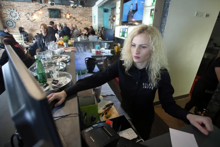 U zagrebačkoj Ulici kneza Mislava otvoren je prvi Silent Caffe, odnosno kafić u kojem su zaposleni gluhi i nagluhi konobari. Hvalevrijedan je to projekt koji pokazuje kako je moguće u radni odnos uključite osobe s tom vrstom invaliditeta. Gosti u Silent Caffeu naručuju piće pomoću tableta.