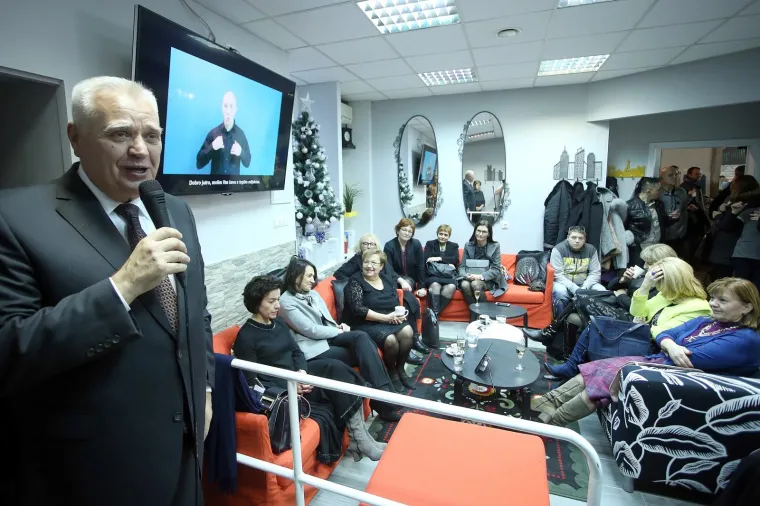 U zagrebačkoj Ulici kneza Mislava otvoren je prvi Silent Caffe, odnosno kafić u kojem su zaposleni gluhi i nagluhi konobari. Hvalevrijedan je to projekt koji pokazuje kako je moguće u radni odnos uključite osobe s tom vrstom invaliditeta. Gosti u Silent Caffeu naručuju piće pomoću tableta.