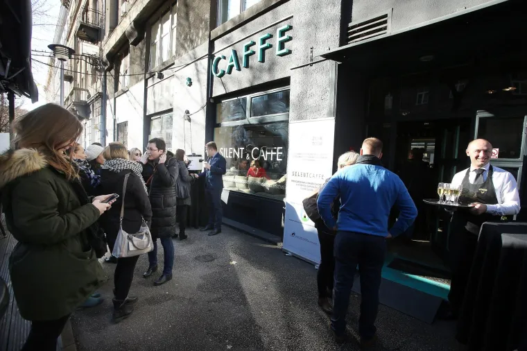 U zagrebačkoj Ulici kneza Mislava otvoren je prvi Silent Caffe, odnosno kafić u kojem su zaposleni gluhi i nagluhi konobari. Hvalevrijedan je to projekt koji pokazuje kako je moguće u radni odnos uključite osobe s tom vrstom invaliditeta. Gosti u Silent Caffeu naručuju piće pomoću tableta.