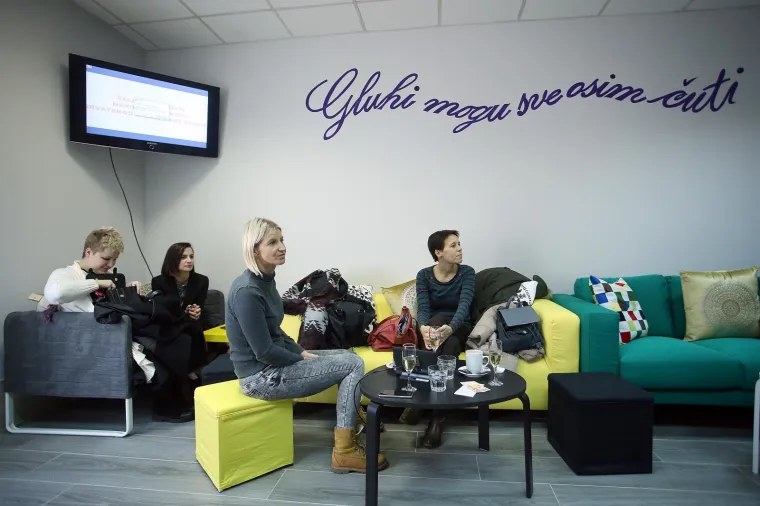 U zagrebačkoj Ulici kneza Mislava otvoren je prvi Silent Caffe, odnosno kafić u kojem su zaposleni gluhi i nagluhi konobari. Hvalevrijedan je to projekt koji pokazuje kako je moguće u radni odnos uključite osobe s tom vrstom invaliditeta. Gosti u Silent Caffeu naručuju piće pomoću tableta.