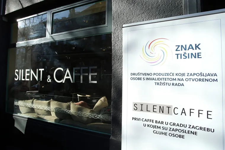 U zagrebačkoj Ulici kneza Mislava otvoren je prvi Silent Caffe, odnosno kafić u kojem su zaposleni gluhi i nagluhi konobari. Hvalevrijedan je to projekt koji pokazuje kako je moguće u radni odnos uključite osobe s tom vrstom invaliditeta. Gosti u Silent Caffeu naručuju piće pomoću tableta.