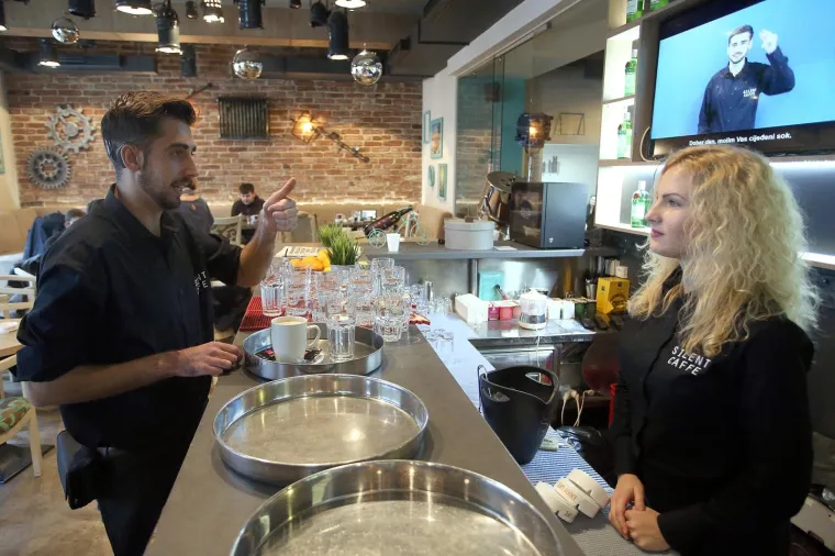 U zagrebačkoj Ulici kneza Mislava otvoren je prvi Silent Caffe, odnosno kafić u kojem su zaposleni gluhi i nagluhi konobari. Hvalevrijedan je to projekt koji pokazuje kako je moguće u radni odnos uključite osobe s tom vrstom invaliditeta. Gosti u Silent Caffeu naručuju piće pomoću tableta.