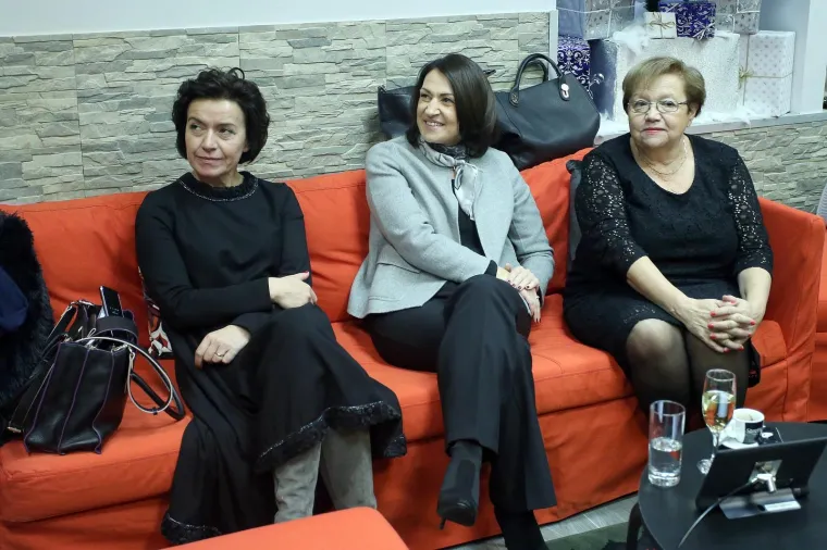 U zagrebačkoj Ulici kneza Mislava otvoren je prvi Silent Caffe, odnosno kafić u kojem su zaposleni gluhi i nagluhi konobari. Hvalevrijedan je to projekt koji pokazuje kako je moguće u radni odnos uključite osobe s tom vrstom invaliditeta. Gosti u Silent Caffeu naručuju piće pomoću tableta.