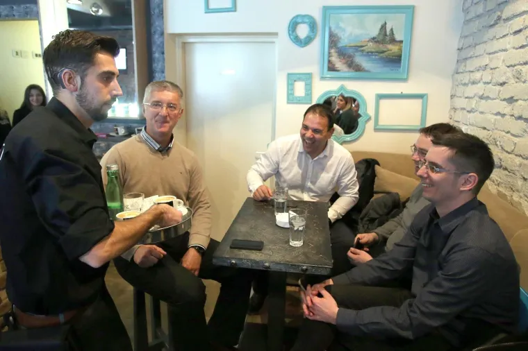 U zagrebačkoj Ulici kneza Mislava otvoren je prvi Silent Caffe, odnosno kafić u kojem su zaposleni gluhi i nagluhi konobari. Hvalevrijedan je to projekt koji pokazuje kako je moguće u radni odnos uključite osobe s tom vrstom invaliditeta. Gosti u Silent Caffeu naručuju piće pomoću tableta.