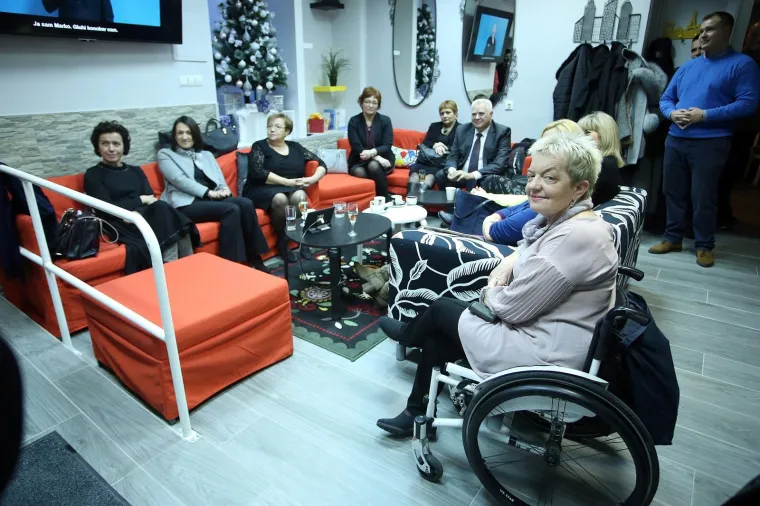 U zagrebačkoj Ulici kneza Mislava otvoren je prvi Silent Caffe, odnosno kafić u kojem su zaposleni gluhi i nagluhi konobari. Hvalevrijedan je to projekt koji pokazuje kako je moguće u radni odnos uključite osobe s tom vrstom invaliditeta. Gosti u Silent Caffeu naručuju piće pomoću tableta.