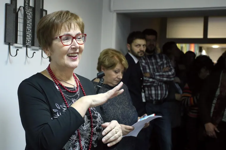 U zagrebačkoj Ulici kneza Mislava otvoren je prvi Silent Caffe, odnosno kafić u kojem su zaposleni gluhi i nagluhi konobari. Hvalevrijedan je to projekt koji pokazuje kako je moguće u radni odnos uključite osobe s tom vrstom invaliditeta. Gosti u Silent Caffeu naručuju piće pomoću tableta.