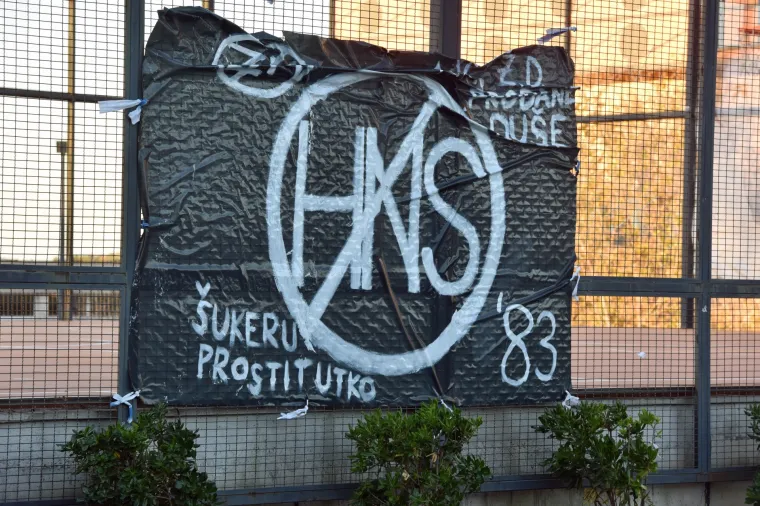'&Scaron;ukeru, prostitutko': u &Scaron;ibeniku osvanuo transparent protiv HNS-a i Davora &Scaron;ukera